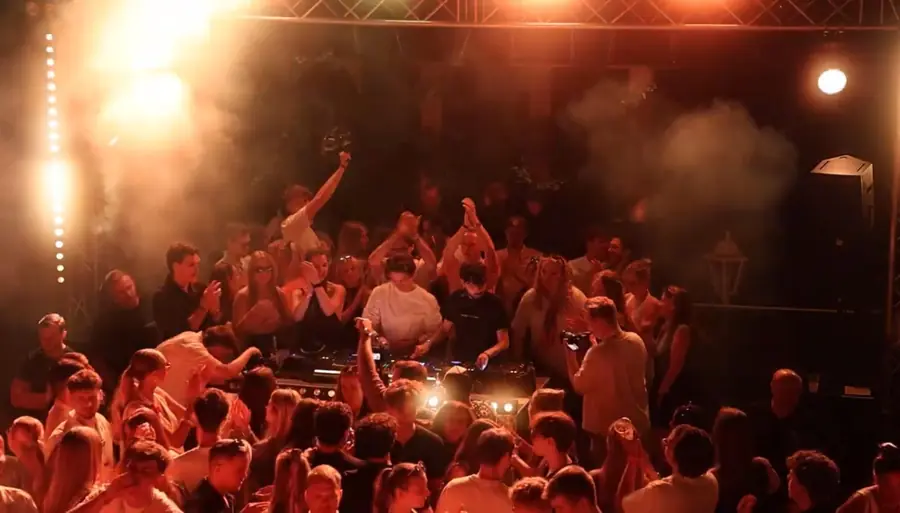 Crowd feiert vor der DJ-Booth