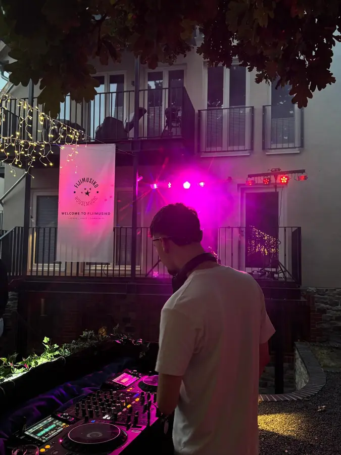 DJ Set im Garten am Abend