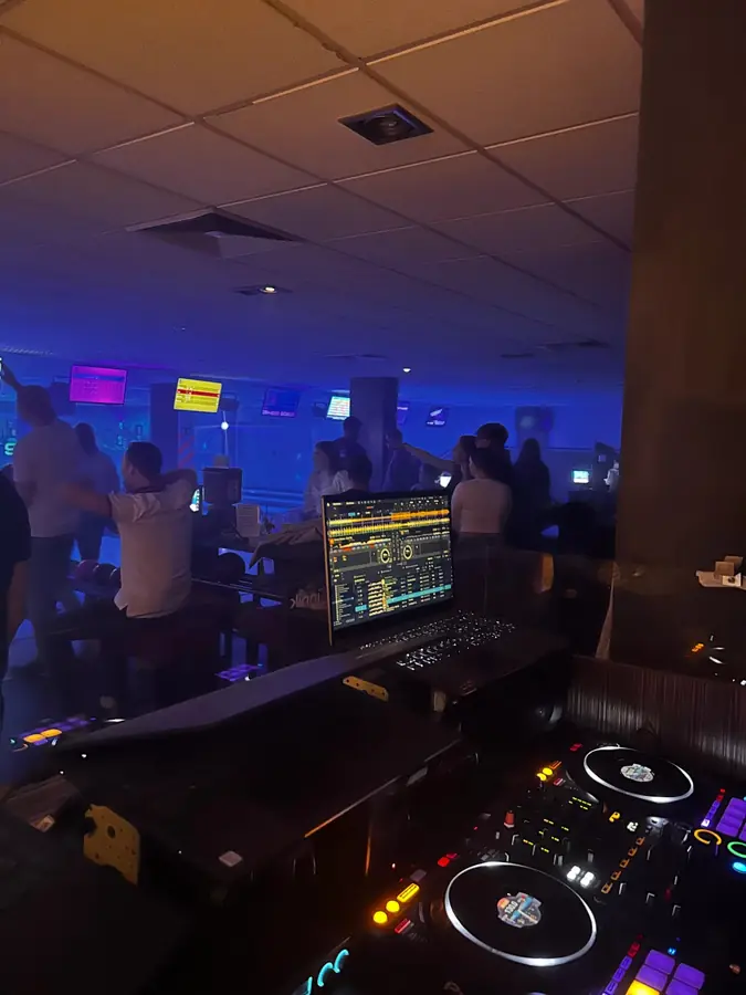 DJ Pult in der Bowlingbahn