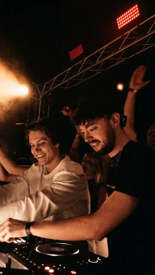 Zwei DJs am Pult
